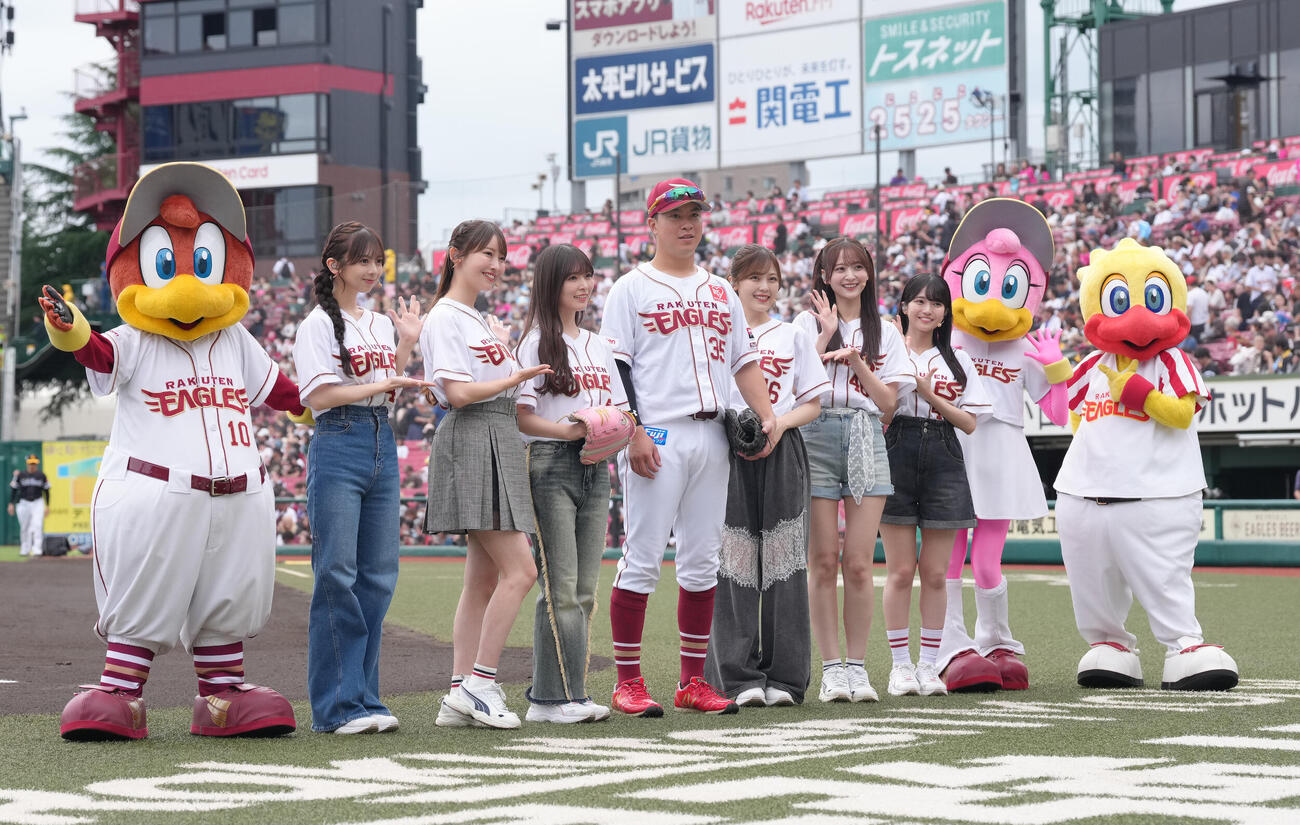 楽天対ソフトバンク　試合前、楽天渡辺佳明（中央）と記念撮影する乃木坂野球部（撮影・足立雅史）