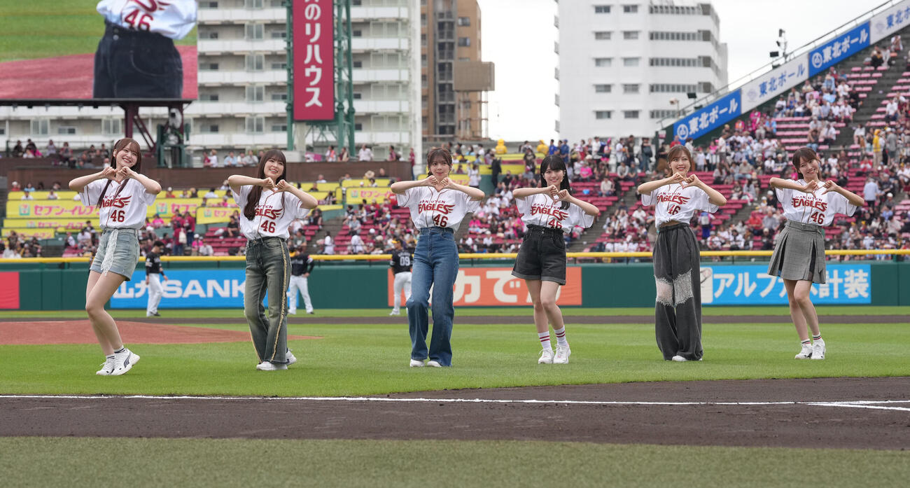 楽天対ソフトバンク　試合前、パフォーマンスする乃木坂野球部（撮影・足立雅史）