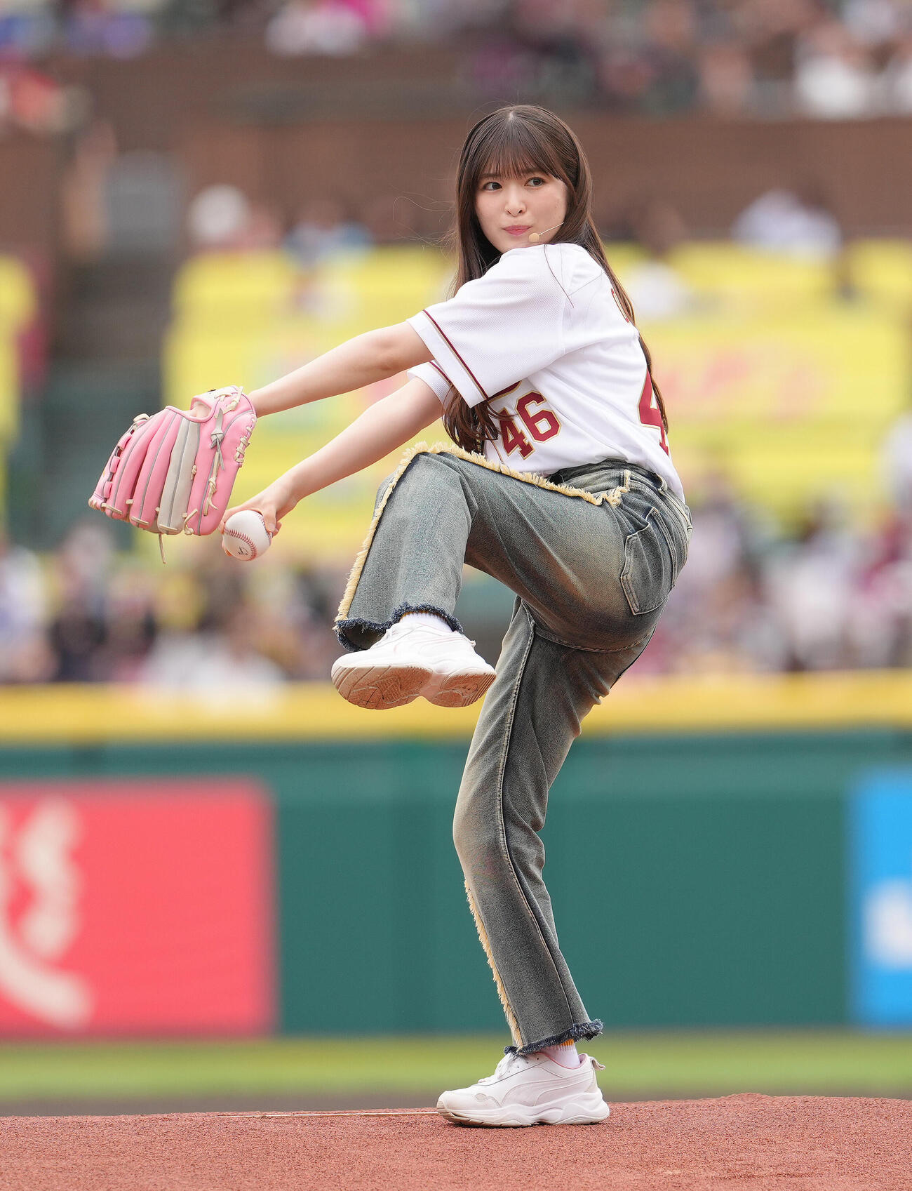 楽天対ソフトバンク　セレモニアルピッチを行う乃木坂野球部の小川彩（撮影・足立雅史）