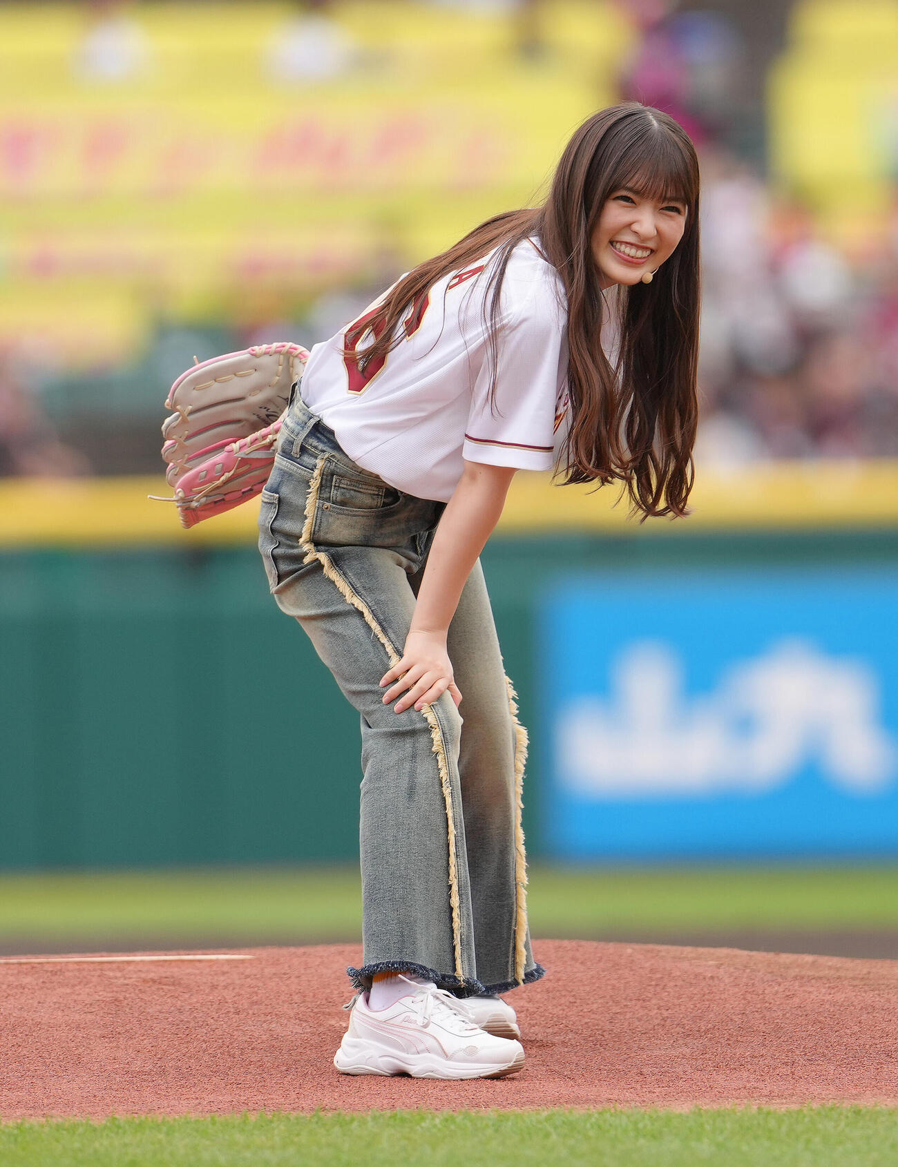 楽天対ソフトバンク　セレモニアルピッチを行う乃木坂野球部の小川彩（撮影・足立雅史）