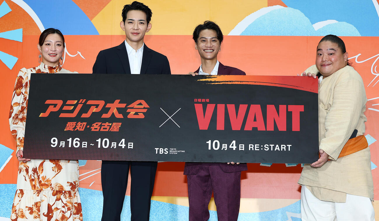 「TBS SPORTS　＆　VIVANT PARK」オープニングステージ」に登場した、左から角田夏実、竜星涼、Ohm－Tanapak、富栄ドラム（撮影・野上伸悟）