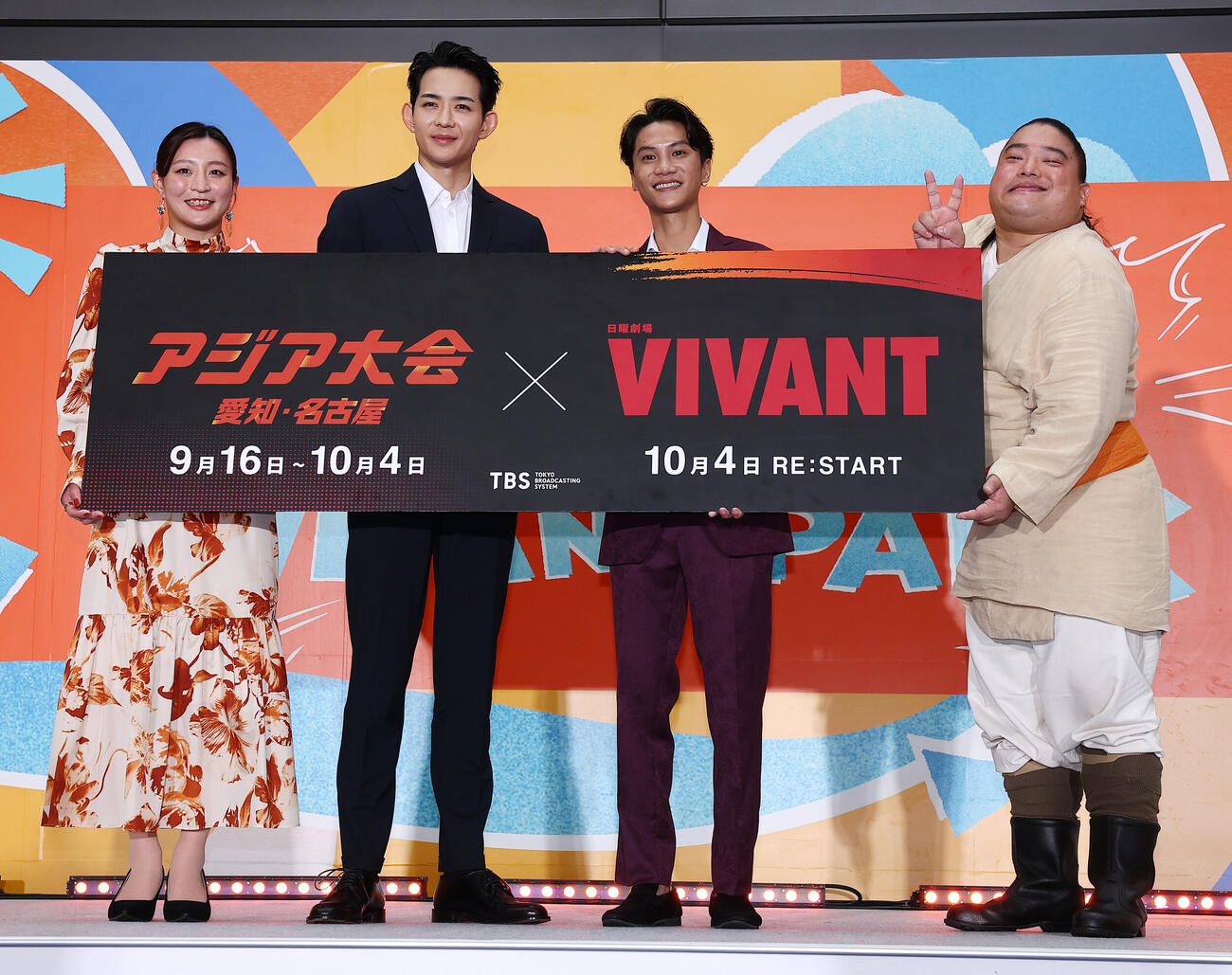 「TBS SPORTS　＆　VIVANT PARK」オープニングステージ」に登場した、左から角田夏実、竜星涼、Ohm－Tanapak、富栄ドラム（撮影・野上伸悟）