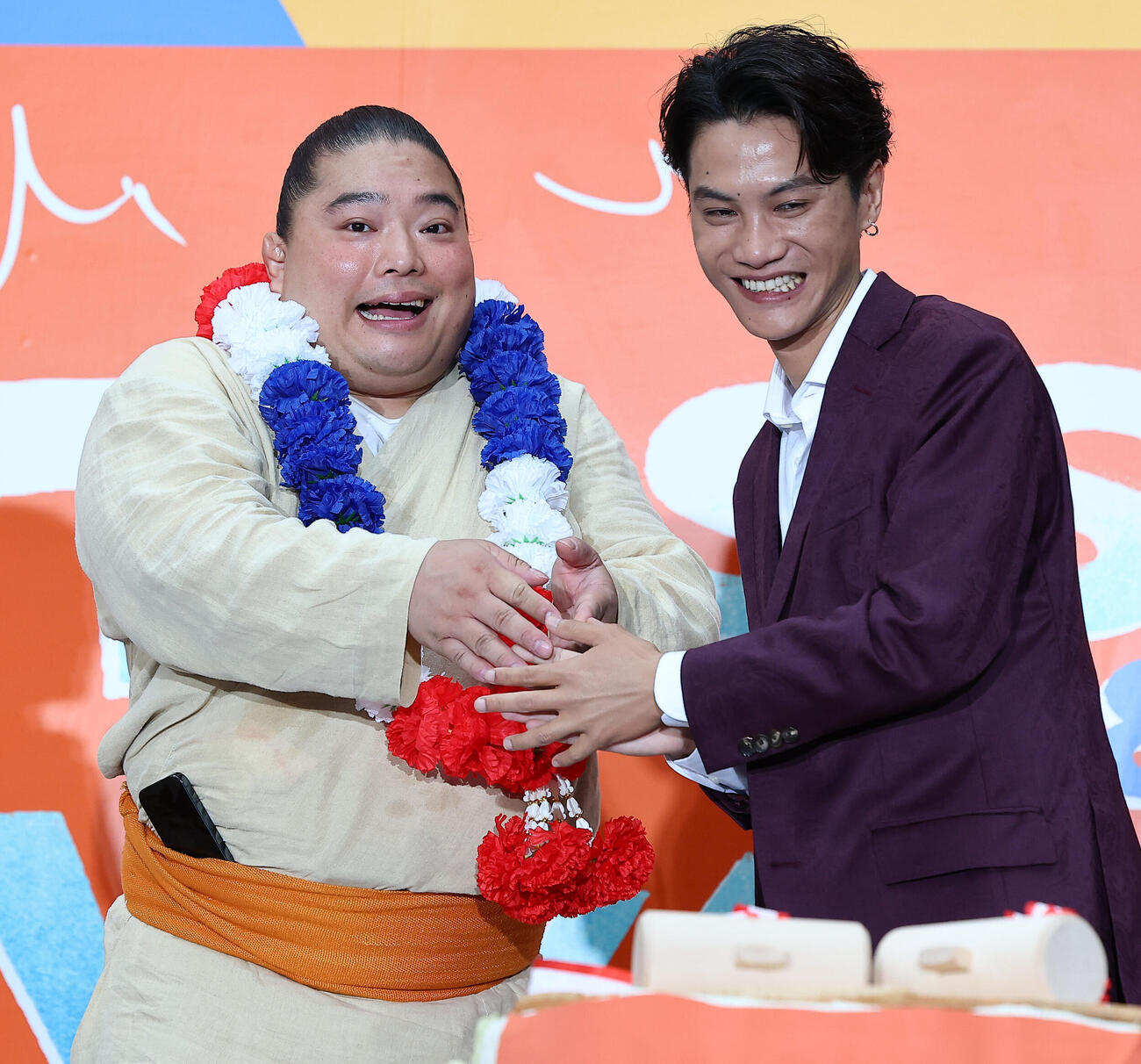 「TBS SPORTS　＆　VIVANT PARK」オープニングステージ」に登場した富栄ドラム（左）とOhm－Tanapak（撮影・野上伸悟）