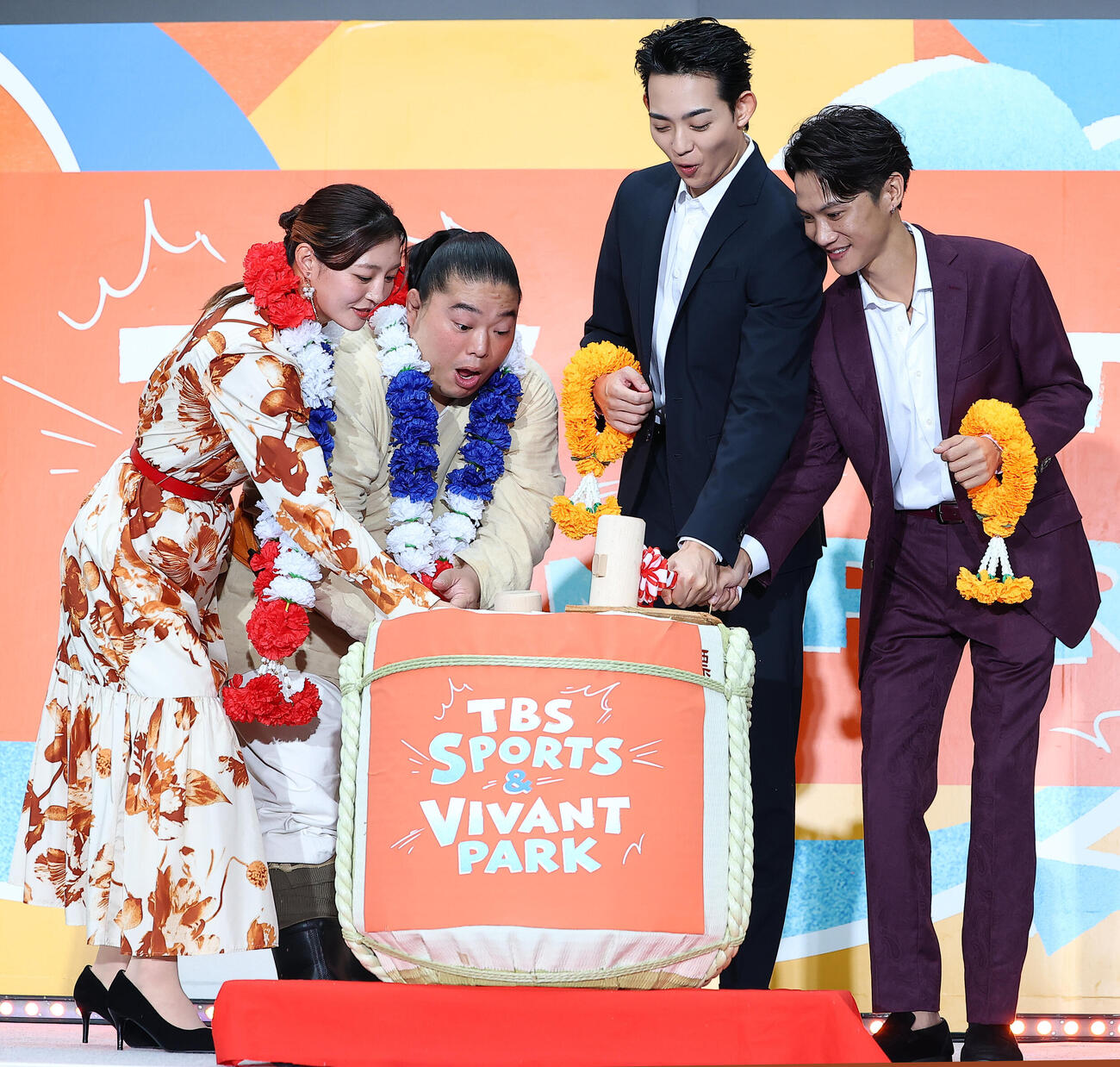「TBS SPORTS　＆　VIVANT PARK」オープニングステージ」に登場し鏡開きを行う、左から角田夏実富栄ドラム、竜星涼、Ohm－Tanapak（撮影・野上伸悟）