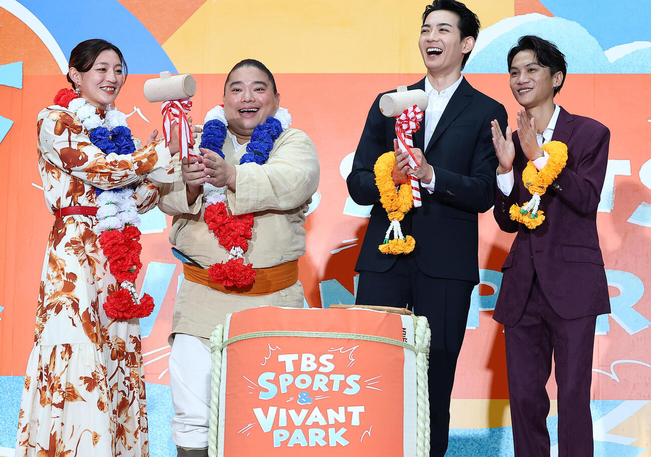 「TBS SPORTS　＆　VIVANT PARK」オープニングステージ」に登場し鏡開きを行う、左から角田夏実富栄ドラム、竜星涼、Ohm－Tanapak（撮影・野上伸悟）