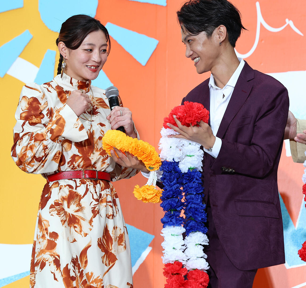 「TBS SPORTS　＆　VIVANT PARK」オープニングステージ」に登場した角田夏実（左）とOhm－Tanapak（撮影・野上伸悟）