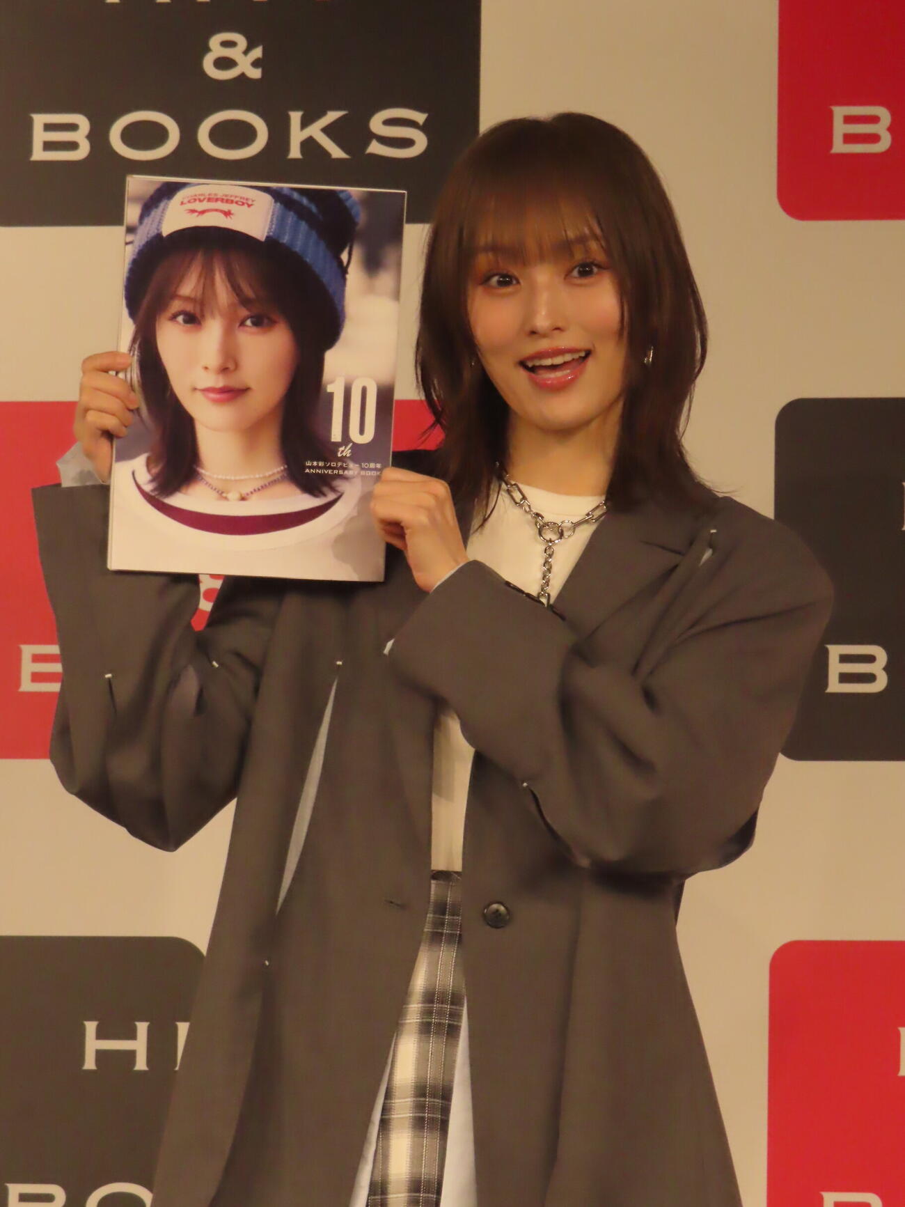 「The 10th　山本彩ソロデビュー10周年ANNIVERSARY BOOK」の発売記念イベントを開いた山本彩