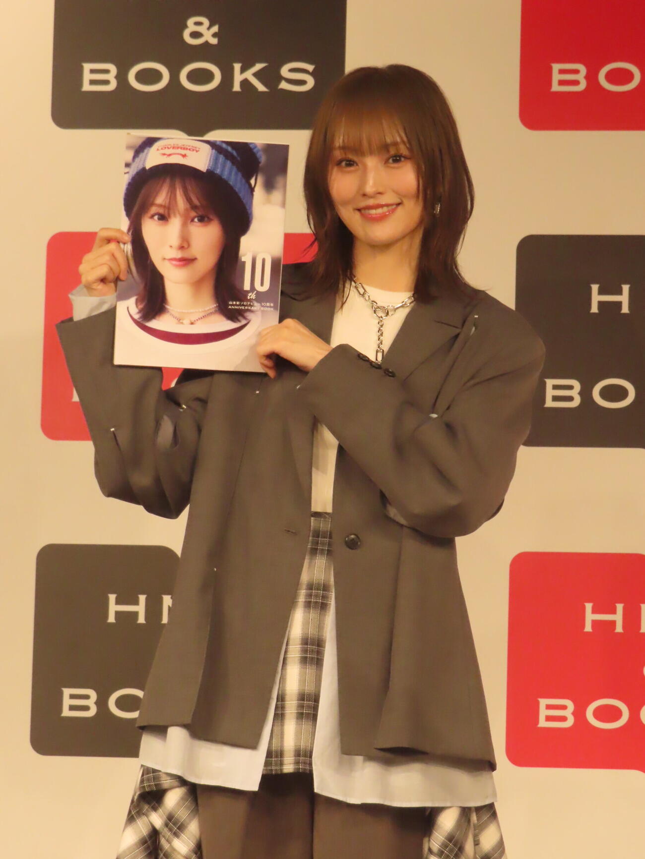 「The 10th　山本彩ソロデビュー10周年ANNIVERSARY BOOK」の発売記念イベントを開いた山本彩