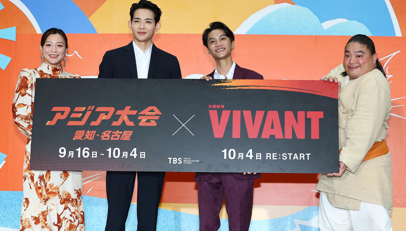 「TBS SPORTS　＆　VIVANT PARK」オープニングステージ」に登場した、左から角田夏実、竜星涼、Ohm－Tanapak、富栄ドラム（撮影・野上伸悟）