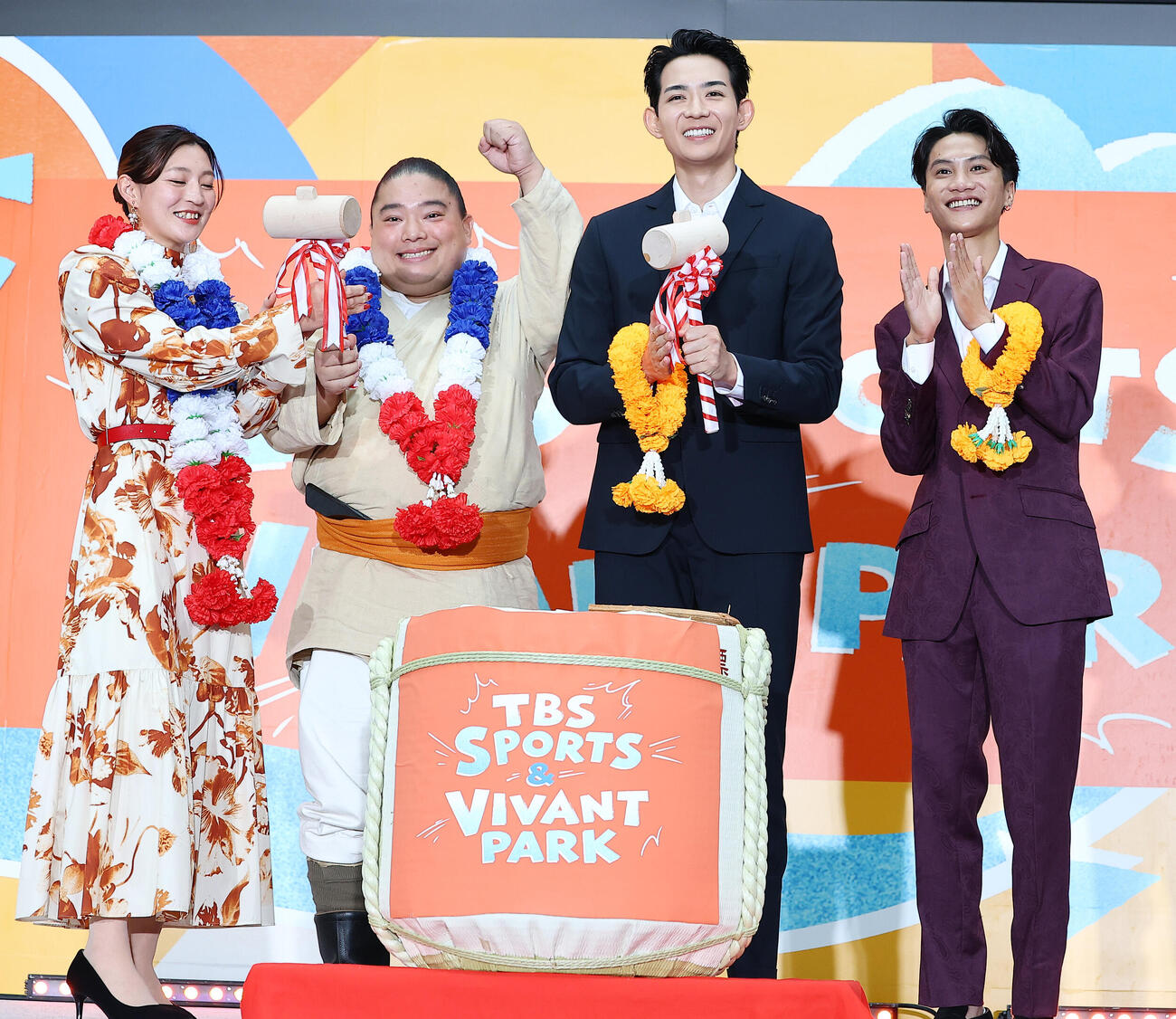 「TBS SPORTS　＆　VIVANT PARK」オープニングステージ」に登場し鏡開きを行う、左から角田夏実富栄ドラム、竜星涼、Ohm－Tanapak（撮影・野上伸悟）