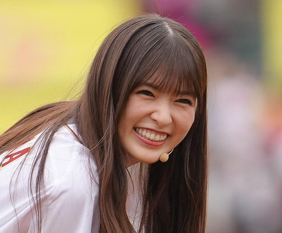 楽天対ソフトバンク　セレモニアルピッチを行う乃木坂野球部の小川彩（撮影・足立雅史）