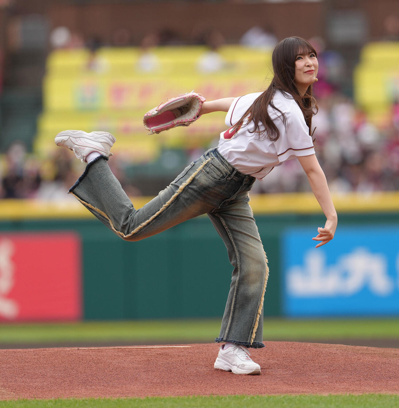 楽天対ソフトバンク　セレモニアルピッチを行う乃木坂野球部の小川彩（撮影・足立雅史）