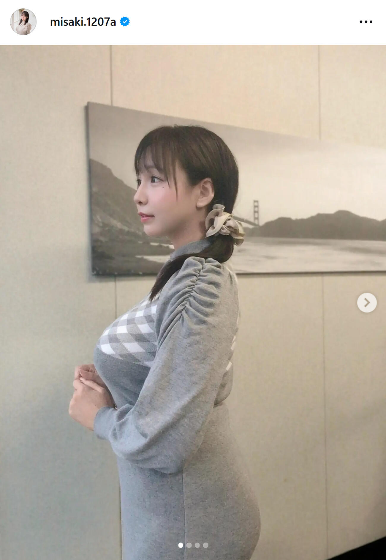 美バスト強調ニットワンピ姿（藤田美咲アナのインスタグラムから）