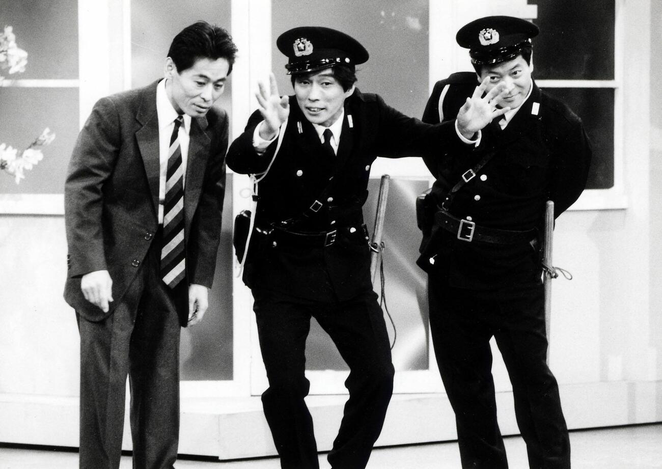 1989年、ABC「さんまの駐在さん」の一場面。出演の（左から）中田ボタンさん、明石家さんま、月亭八方
