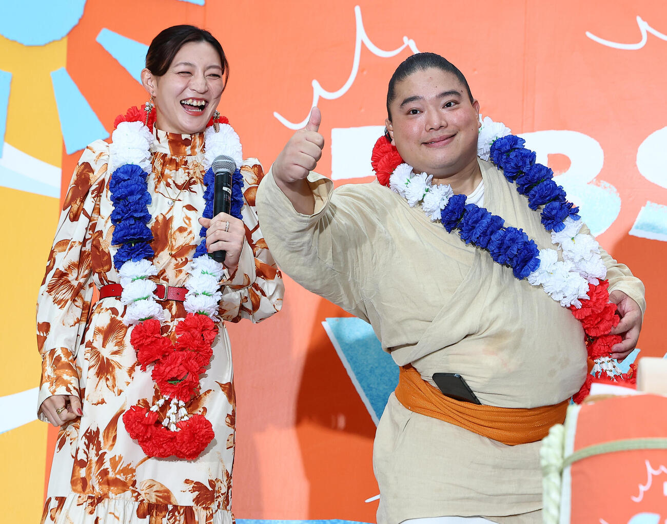 「TBS SPORTS　＆　VIVANT PARK」オープニングステージ」に登場し角田夏実（左）と富栄ドラム（撮影・野上伸悟）
