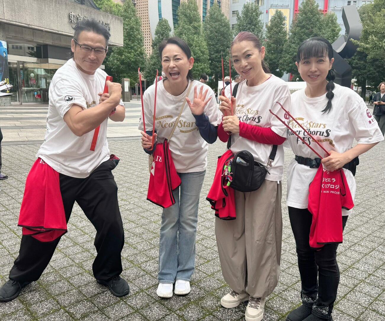 池袋でごみ拾い活動を行った、左からミノワマンD・Z、田中美奈子、渡辺めぐみ、西村知美