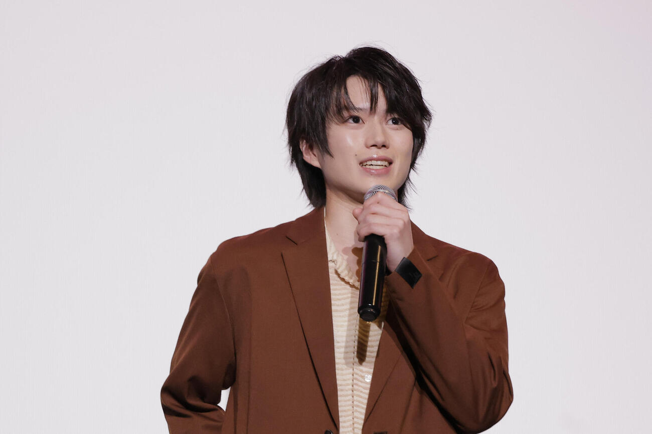 映画「八つ墓村」の公開記念舞台あいさつに登壇した奥智哉