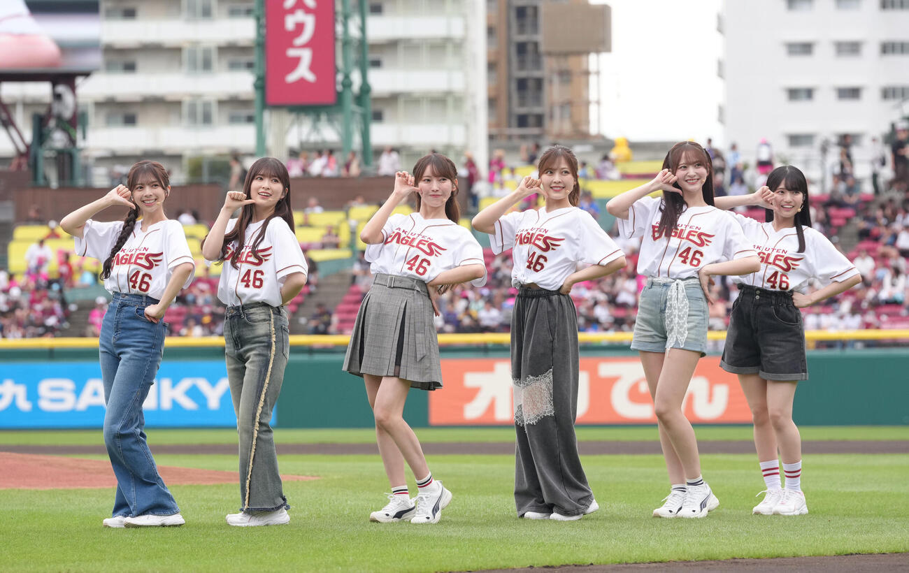 楽天対ソフトバンク　試合前、パフォーマンスする乃木坂野球部（撮影・足立雅史）