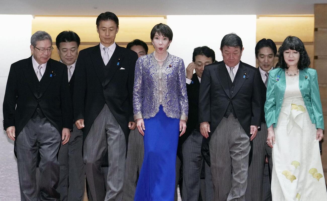 第2次高市改造内閣が発足し、記念撮影に臨む高市早苗首相（中央）と閣僚ら（共同）