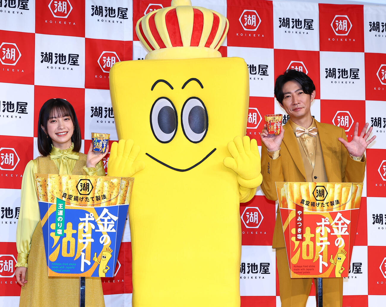 湖池屋「新商品戦略・新CM発表会」に登場した藤﨑ゆみあ（左）と相葉雅紀（撮影・野上伸悟）