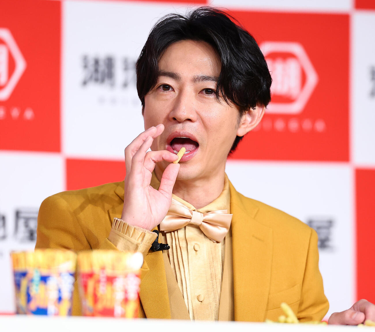 湖池屋「新商品戦略・新CM発表会」で試食する相葉雅紀（撮影・野上伸悟）