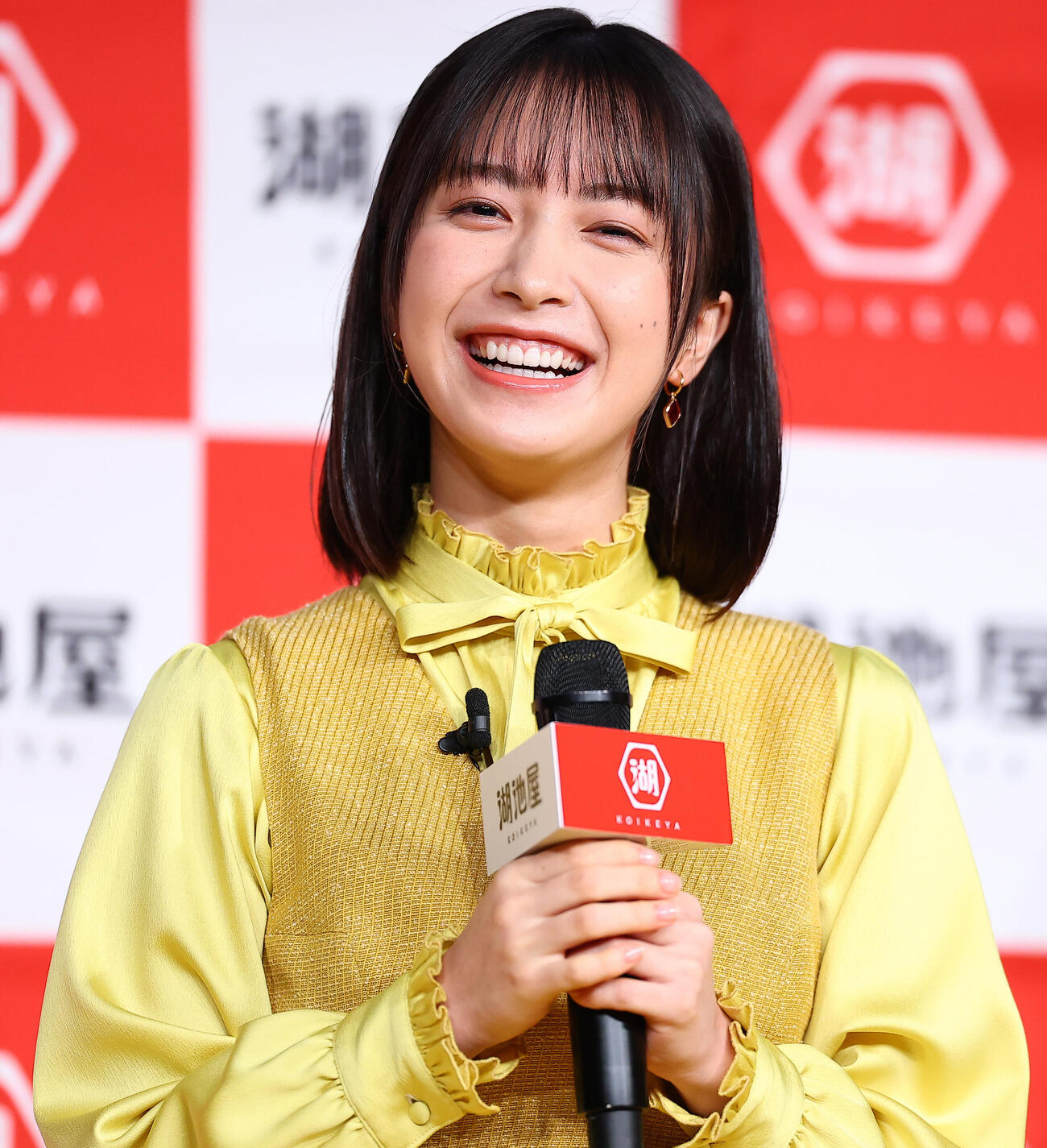 湖池屋「新商品戦略・新CM発表会」に登場した藤﨑ゆみあ（撮影・野上伸悟）