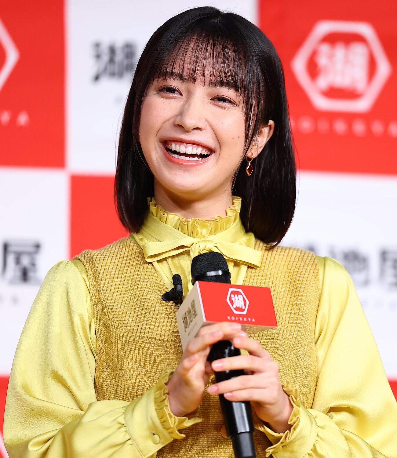 湖池屋「新商品戦略・新CM発表会」に登場した藤﨑ゆみあ（撮影・野上伸悟）