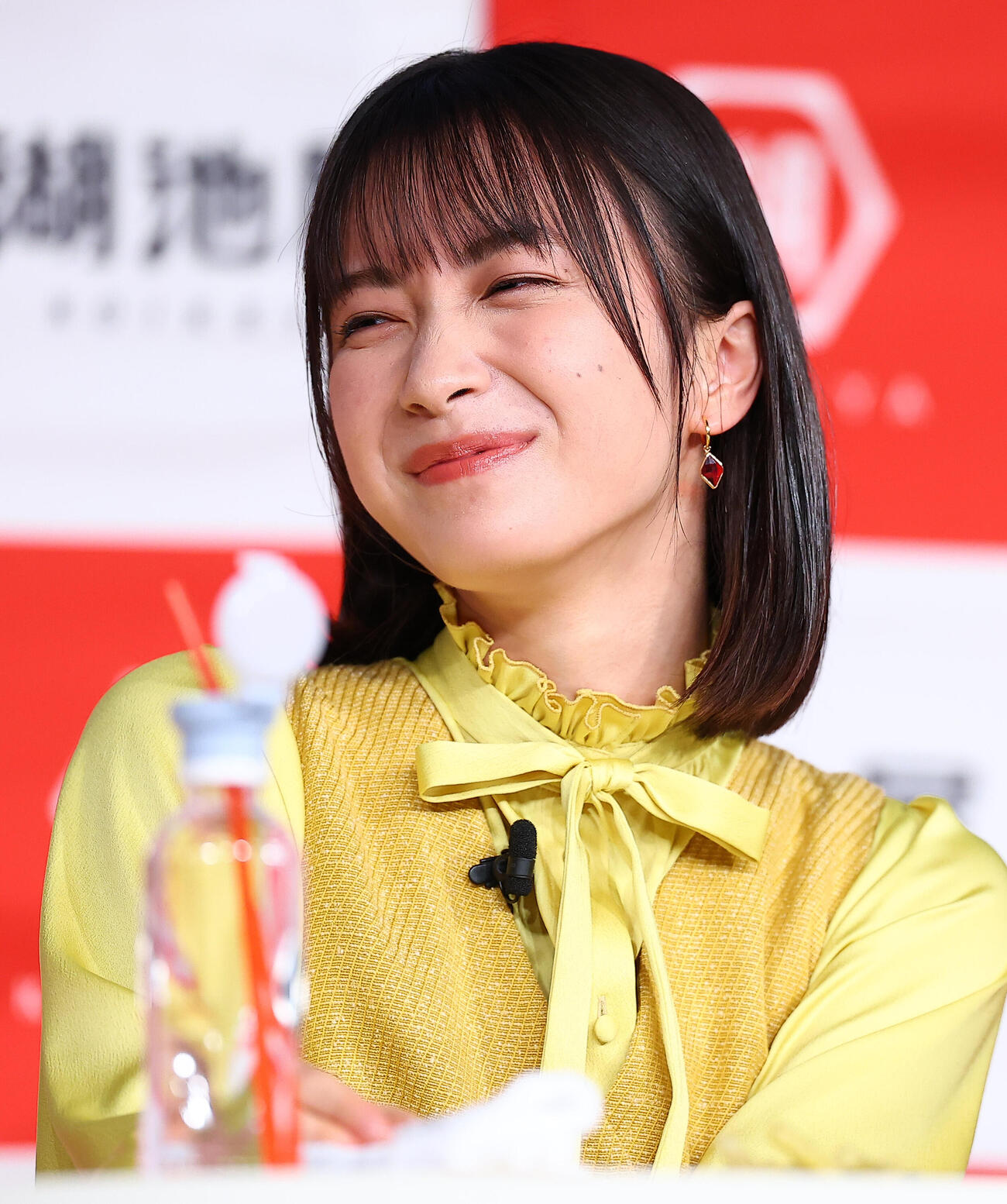 湖池屋「新商品戦略・新CM発表会」に登場した藤﨑ゆみあ（撮影・野上伸悟）