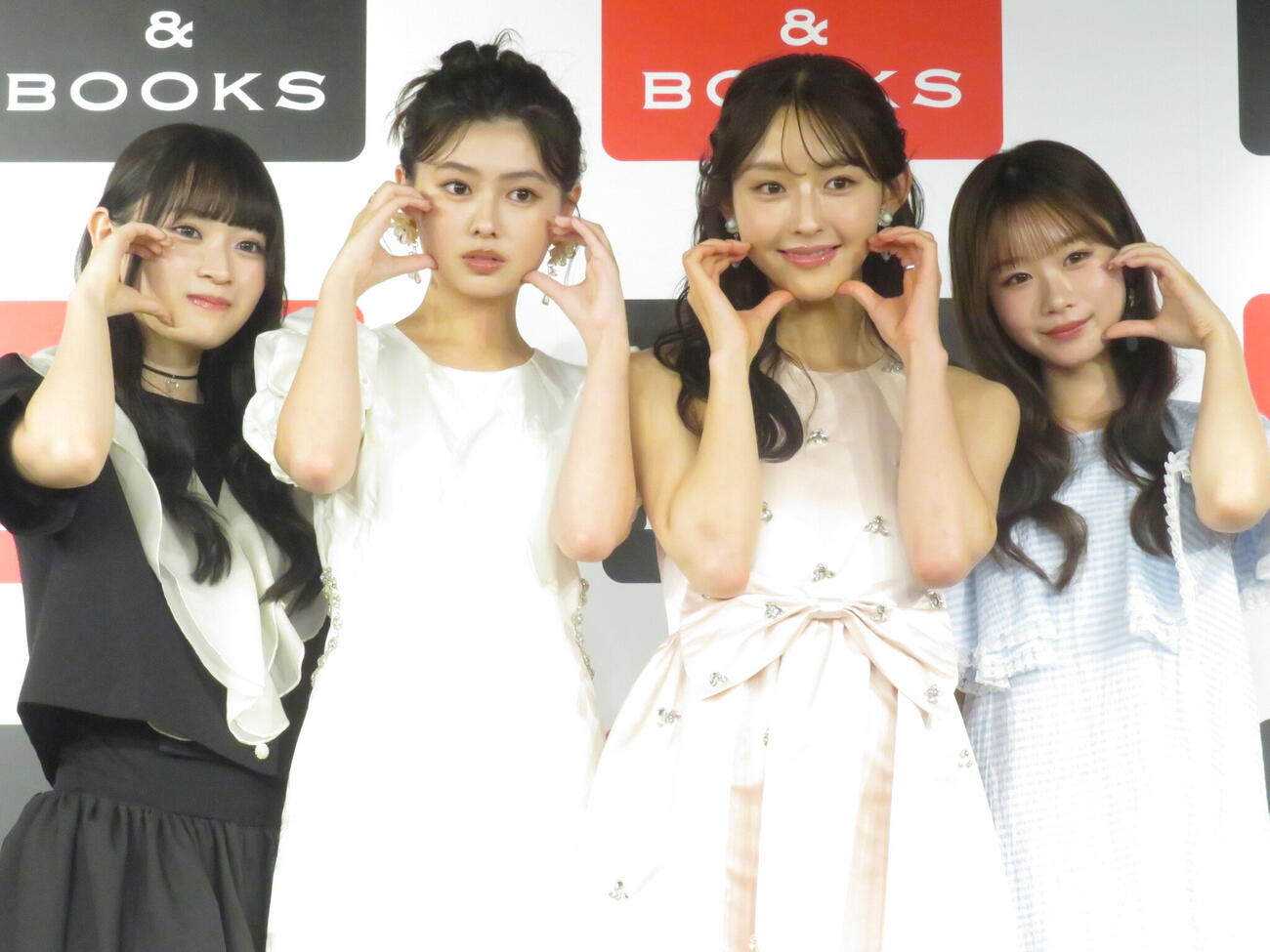 「seju mania」出版記念会見を行った左から今井環希、長浜広奈、多田梨音、時田音々