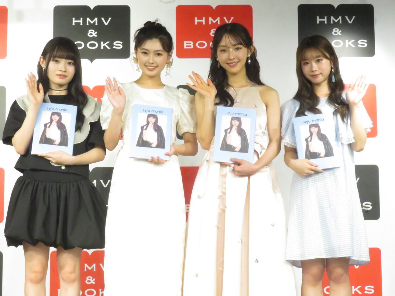 「seju mania」出版記念会見を行った左から今井環希、長浜広奈、多田梨音、時田音々