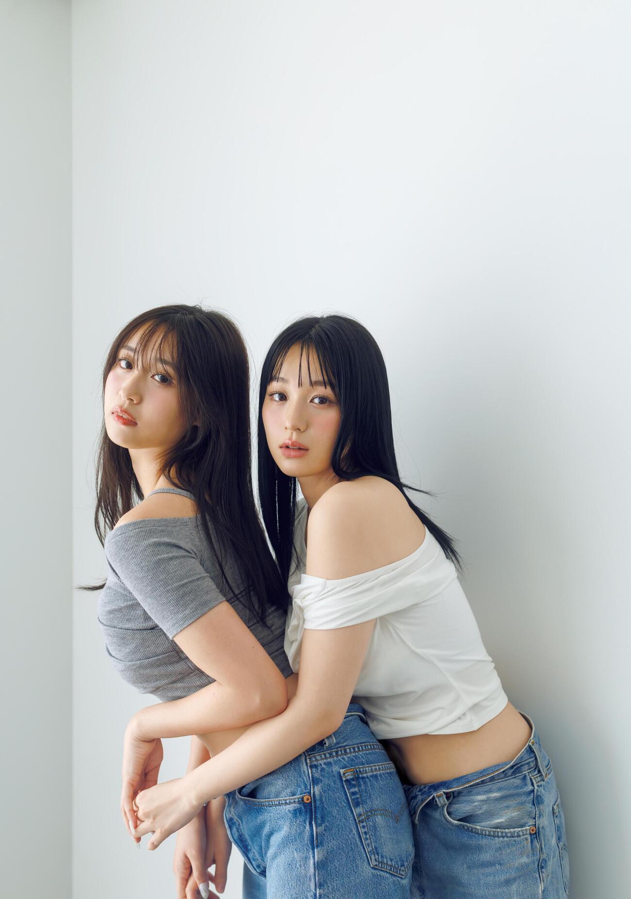 「seju mania」に掲載されている、溝端葵（左）と髙野真央のカット〈撮影／曾根将樹（PEACE MONKEY）〉