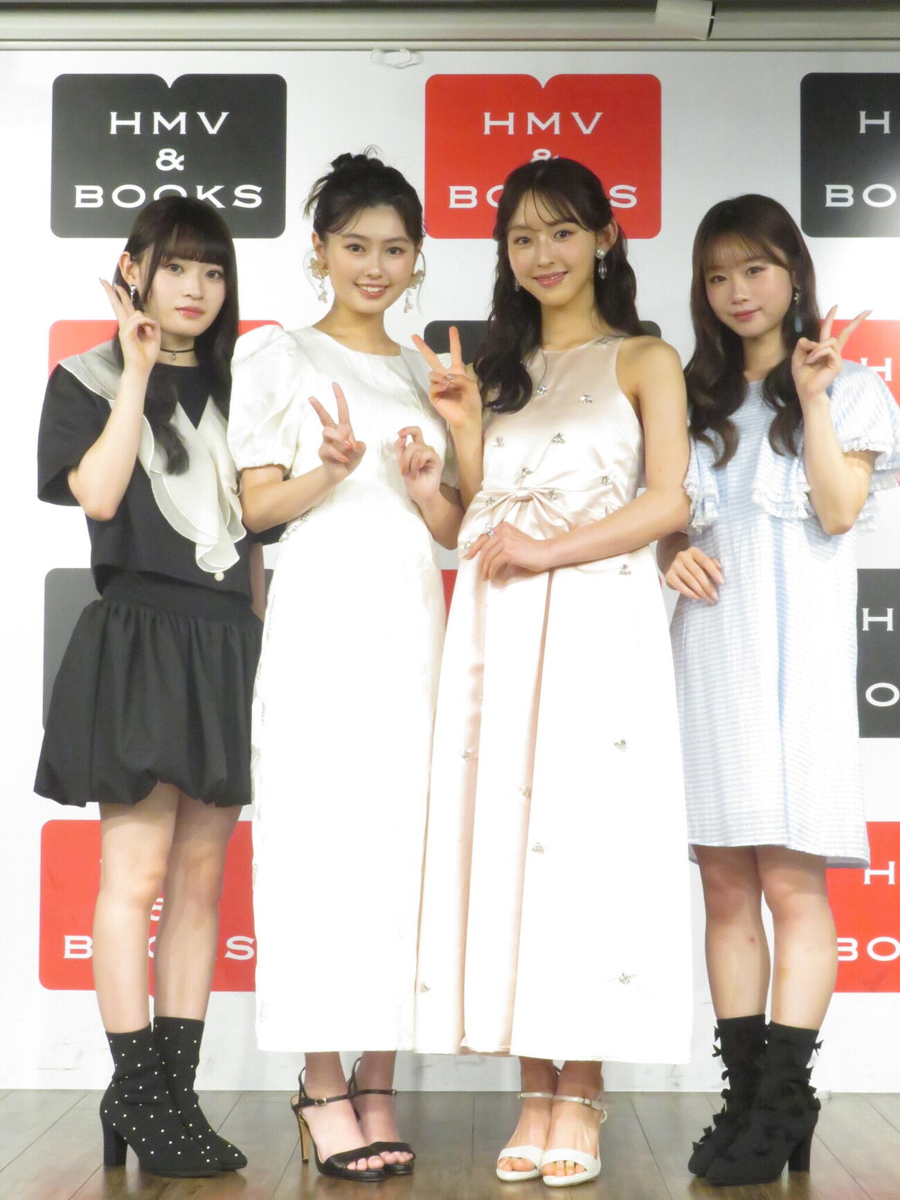 「seju mania」出版記念会見を行った左から今井環希、長浜広奈、多田梨音、時田音々