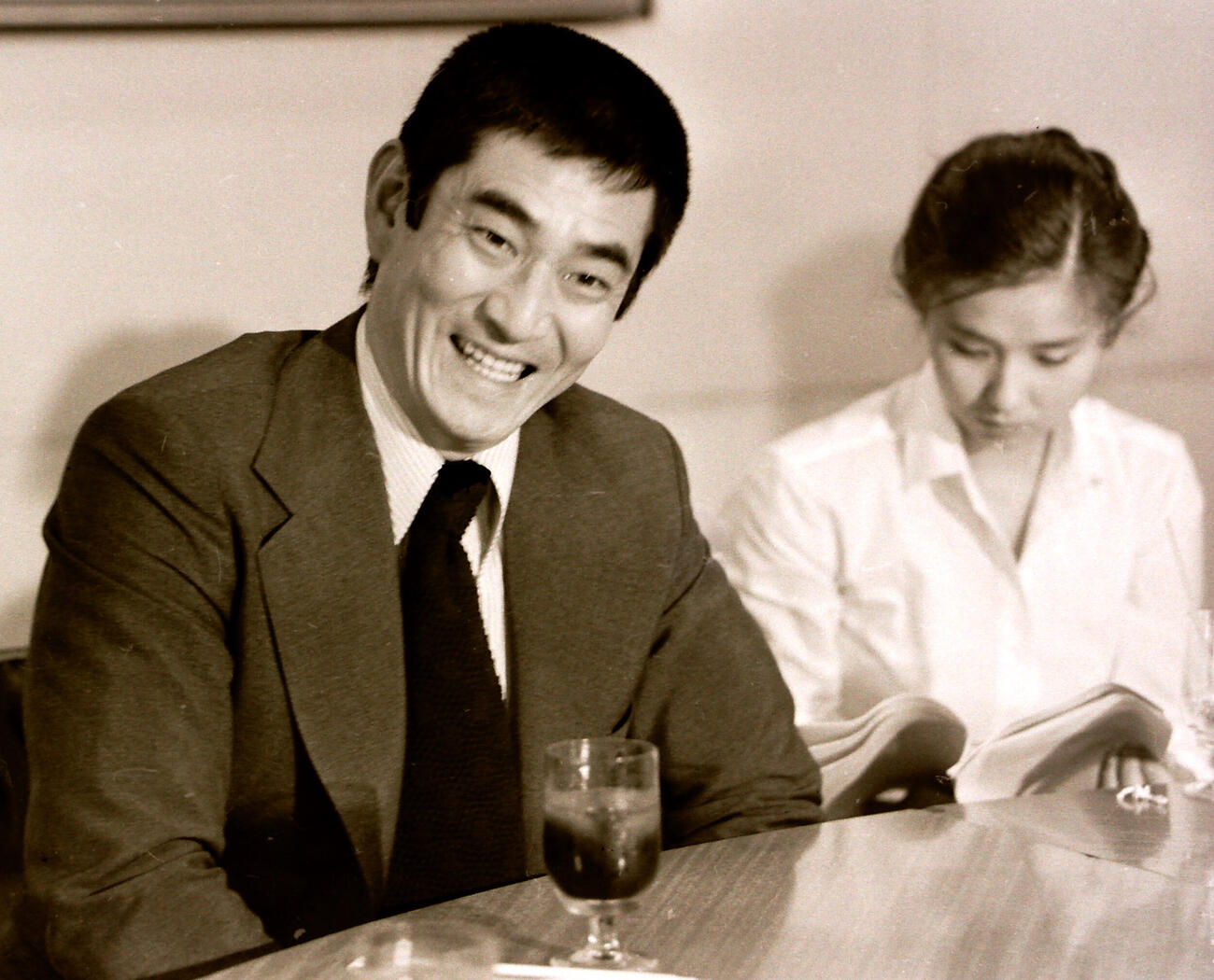 TBSドラマ「あにき」でテレビ初主演となった高倉健（左）は、共演の秋吉久美子と会見に応じる（1977年撮影）