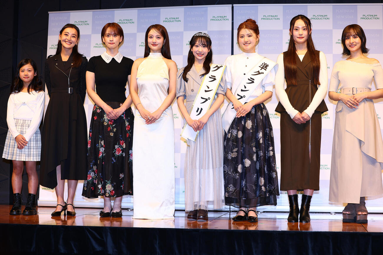 「PLATINUM NEWオルーニー花さん、権藤紗和子さん、プレゼンターの谷まりあ、グランプリの朝凪りおなさん、準グランプリの三谷梨夏さん、高石実蘭衣さん、花巻優奈さん（撮影・野上伸悟）