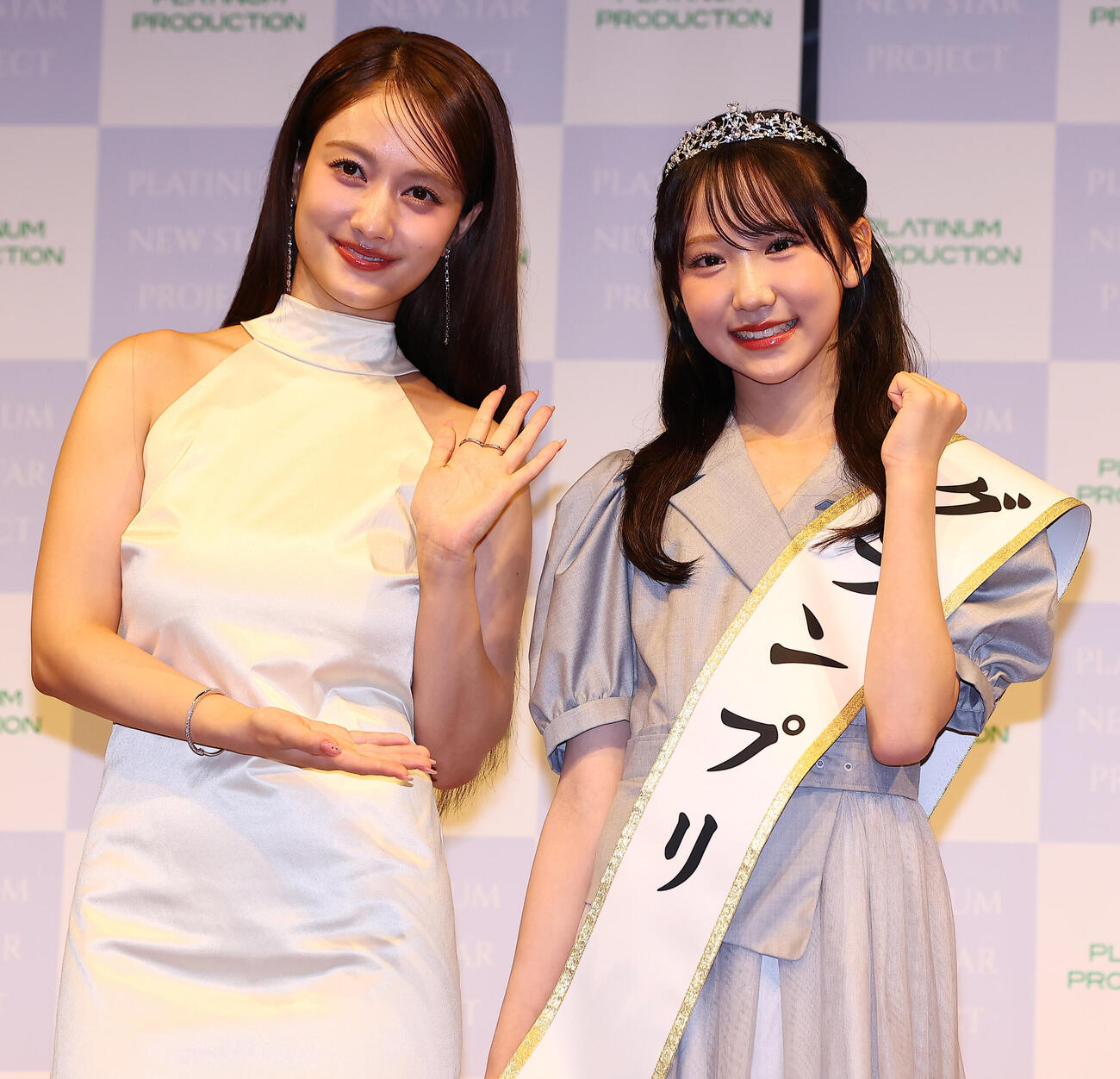 「PLATINUM NEW STAR PROJECT」でグランプリに輝いた朝凪りおなさん（右）は、プレゼンターの谷まりあと記念撮影（撮影・野上伸悟）