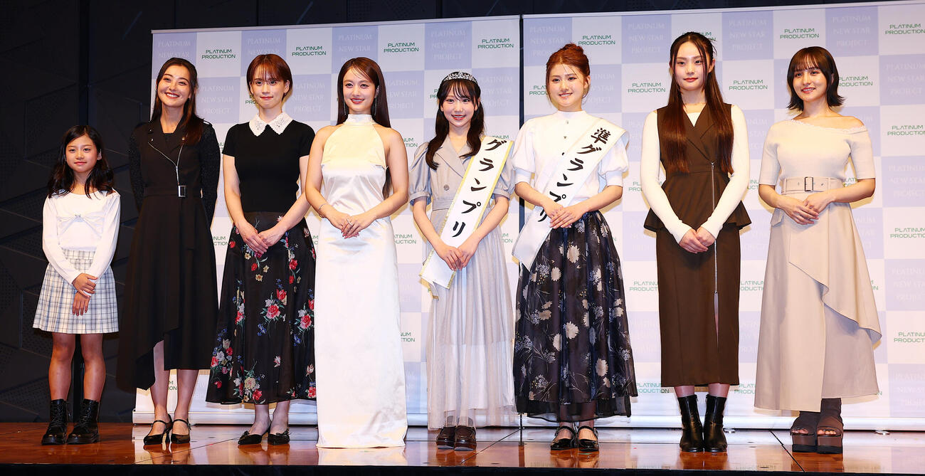 「PLATINUM NEW STAR PROJECT」」のファイナリスト。左から内山まおみさん、、オルーニー花さん、権藤紗和子さん、プレゼンターの谷まりあ、グランプリの朝凪りおなさん、準グランプリの三谷梨夏さん、高石実蘭衣さん、花巻優奈さん（撮影・野上伸悟）