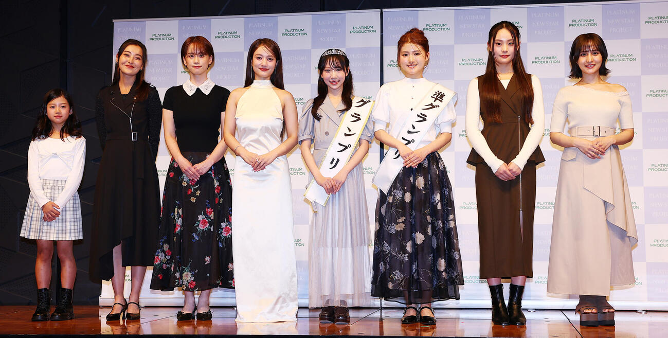 「PLATINUM NEW STAR PROJECT」」のファイナリスト。左から内山まおみさん、、オルーニー花さん、権藤紗和子さん、プレゼンターの谷まりあ、グランプリの朝凪りおなさん、準グランプリの三谷梨夏さん、高石実蘭衣さん、花巻優奈さん（撮影・野上伸悟）