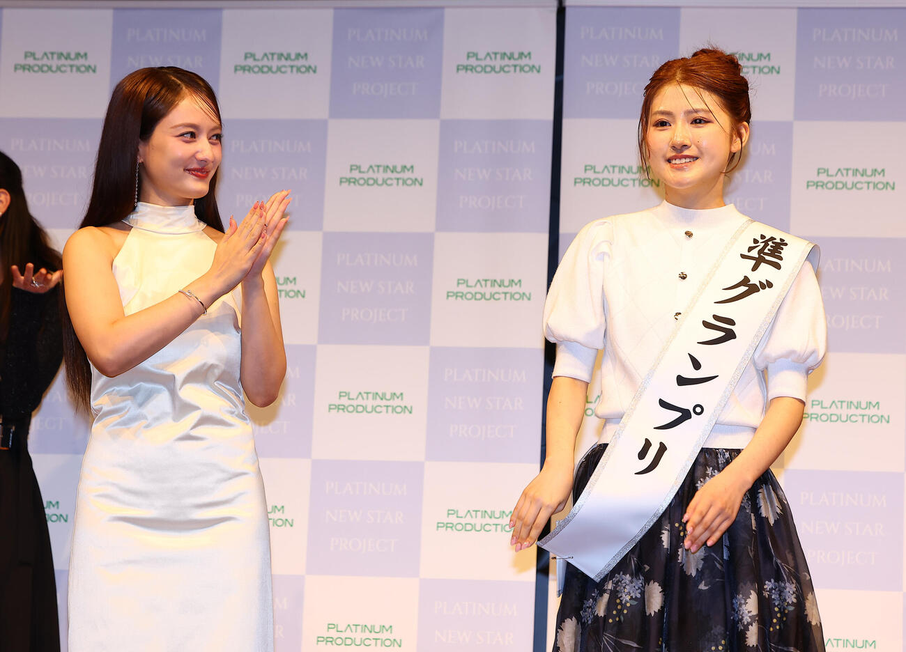 「PLATINUM NEW STAR PROJECT」で準グランプに選ばれた三谷梨夏さん。左はプレゼンターの谷まりあ（撮影・野上伸悟）