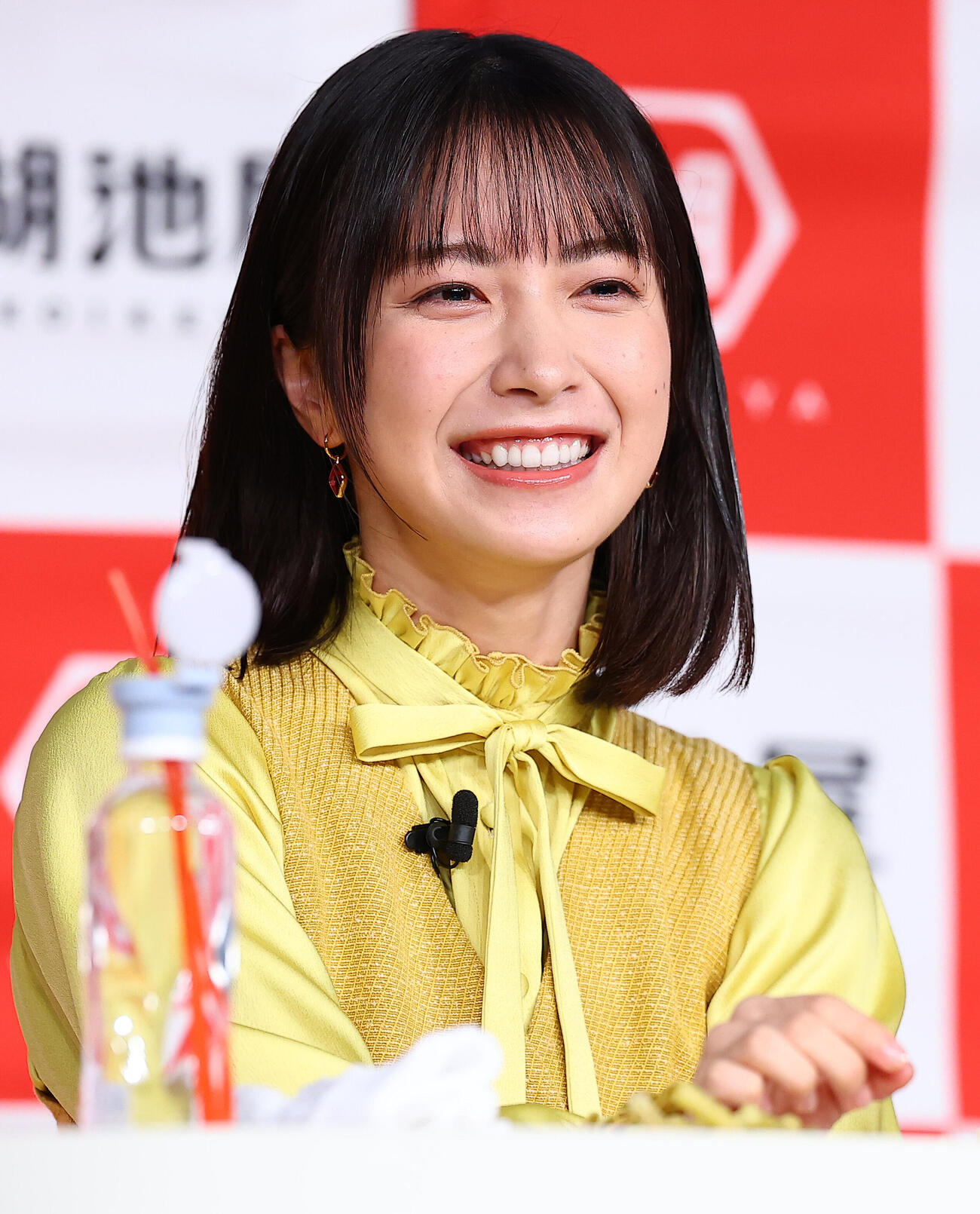 湖池屋「新商品戦略・新CM発表会」に登場した藤﨑ゆみあ（撮影・野上伸悟）