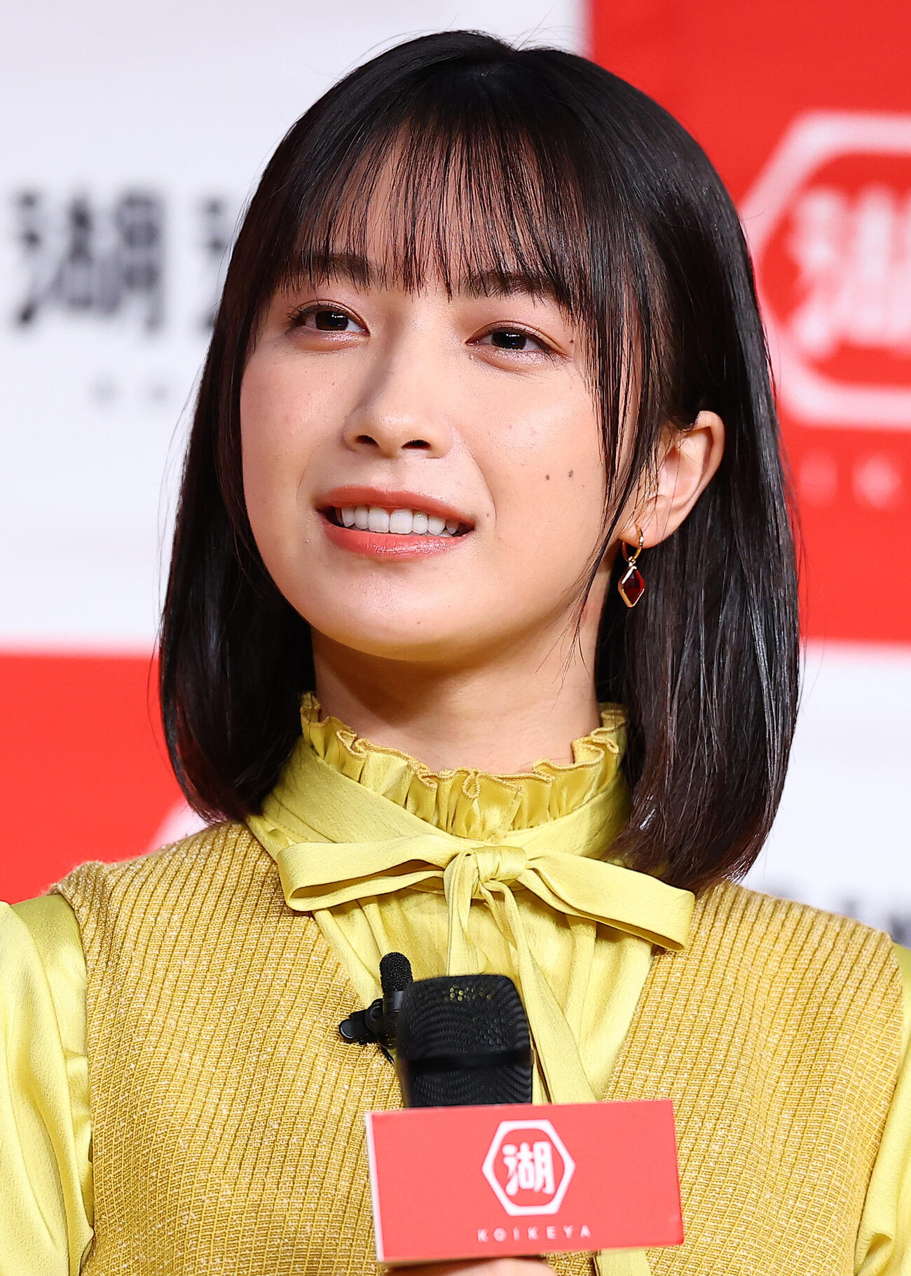 湖池屋「新商品戦略・新CM発表会」に登場した藤﨑ゆみあ（撮影・野上伸悟）