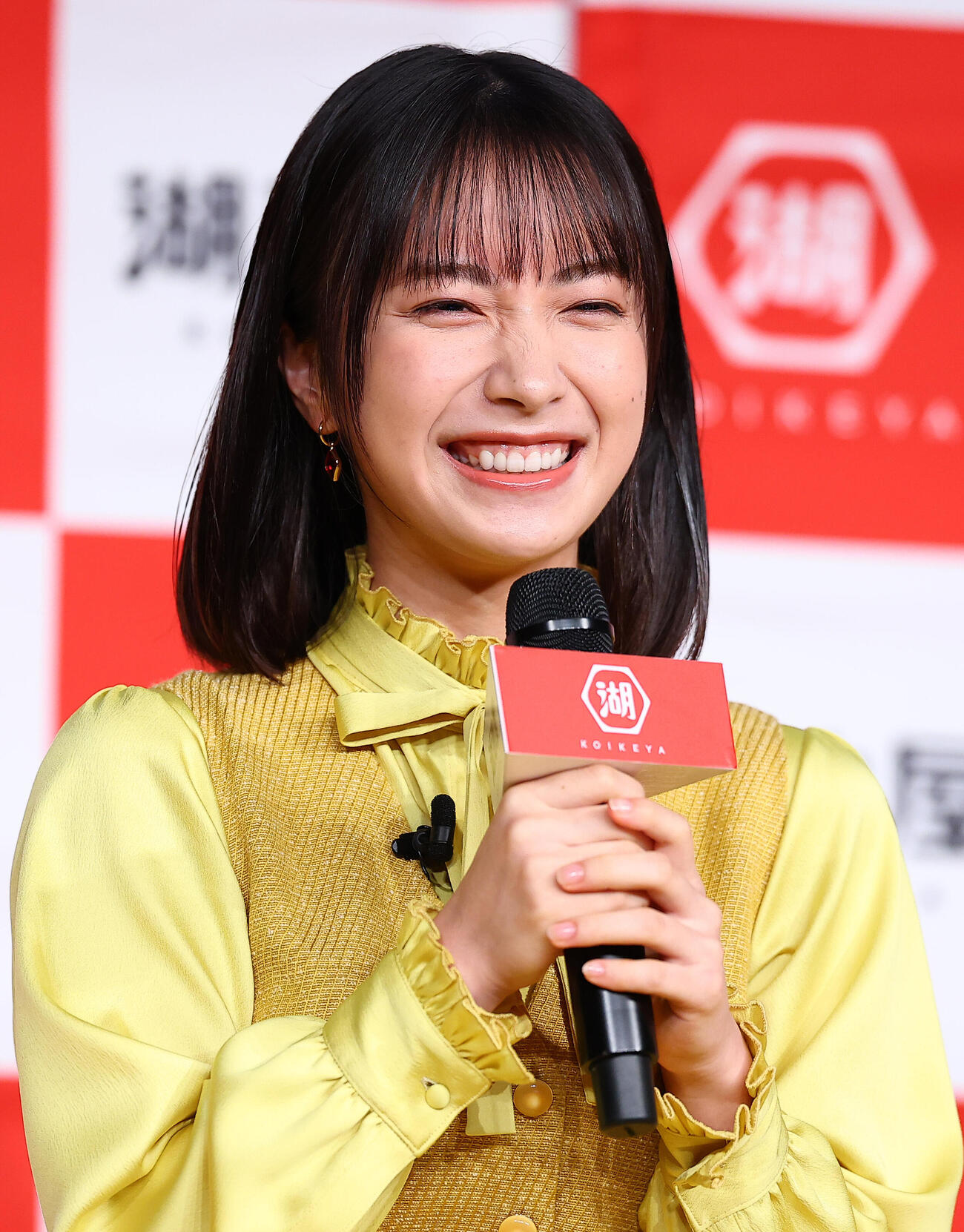 湖池屋「新商品戦略・新CM発表会」に登場した藤﨑ゆみあ（撮影・野上伸悟）