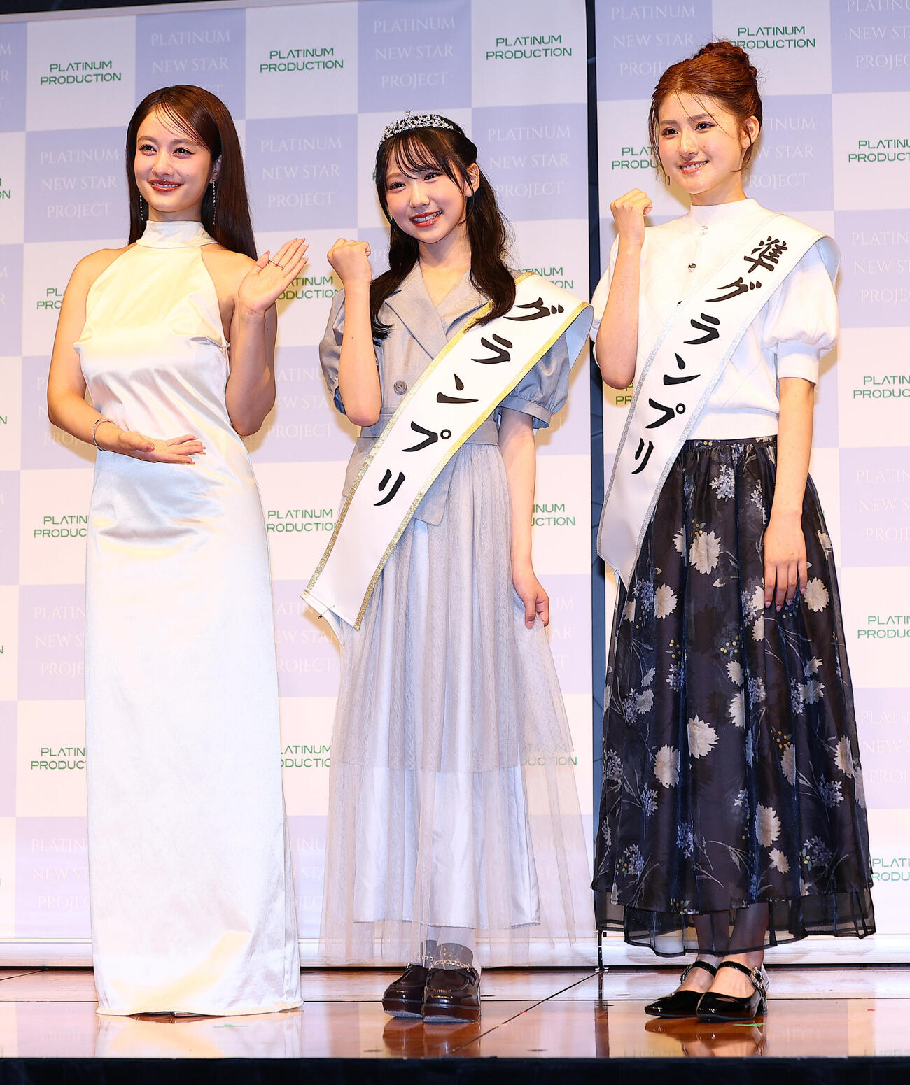 「PLATINUM NEW STAR PROJECT」でグランプリに輝いた朝凪りおなさん（中央）、準グランプリの三谷梨夏さん（右）は、プレゼンターの谷まりあと記念撮影（撮影・野上伸悟）