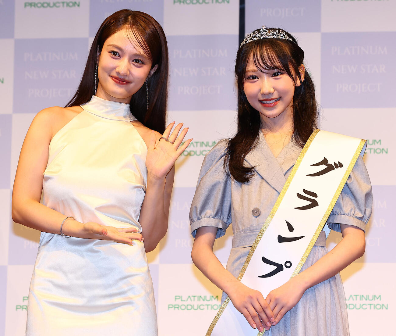 「PLATINUM NEW STAR PROJECT」でグランプリに輝いた朝凪りおなさん（右）は、プレゼンターの谷まりあと記念撮影（撮影・野上伸悟）