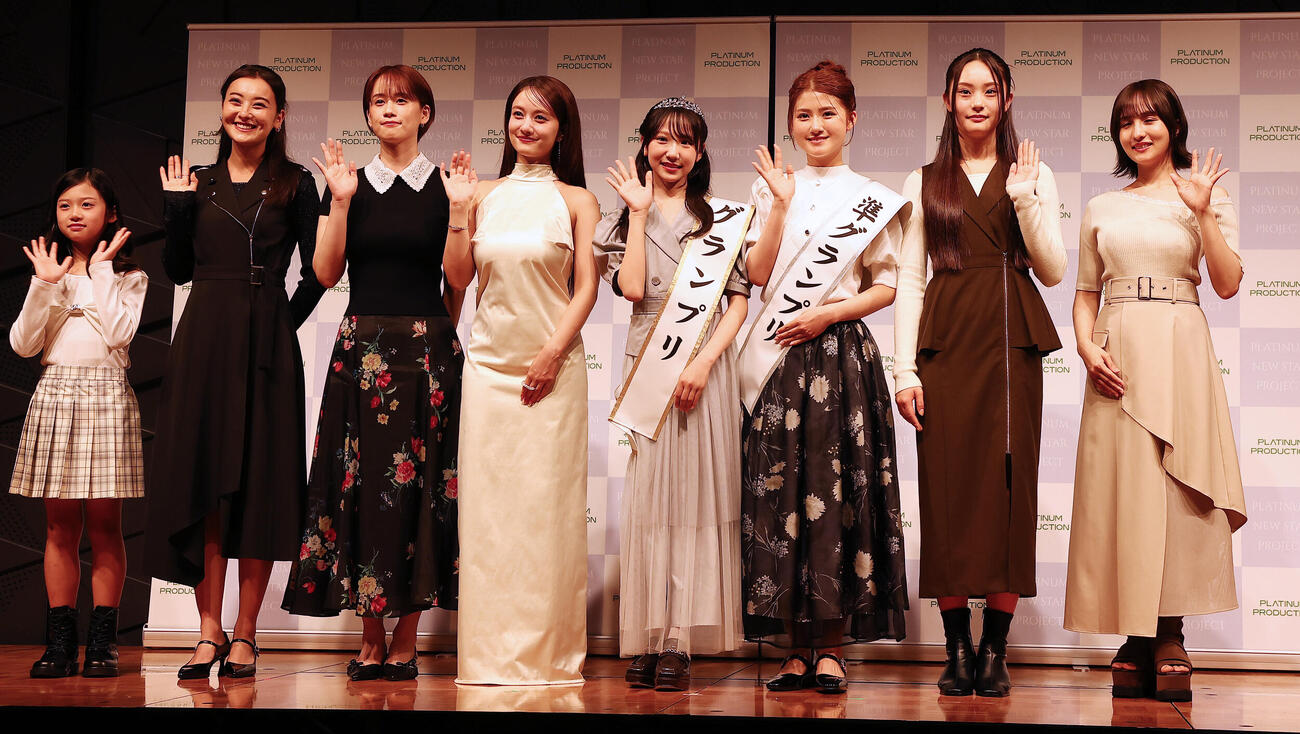「PLATINUM NEW STAR PROJECT」」のファイナリスト。左から内山まおみさん、、オルーニー花さん、権藤紗和子さん、プレゼンターの谷まりあ、グランプリの朝凪りおなさん、準グランプリの三谷梨夏さん、高石実蘭衣さん、花巻優奈さん（撮影・野上伸悟）