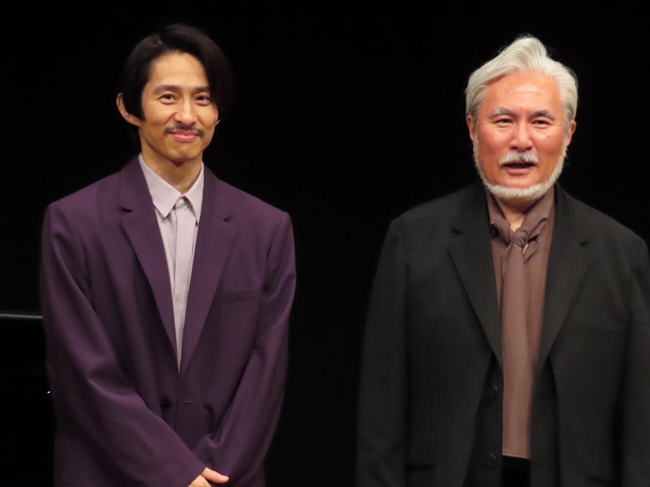 「オトブミ集～絆～」の集いで朗読を行った三宅健（左）と主宰の岩代太郎