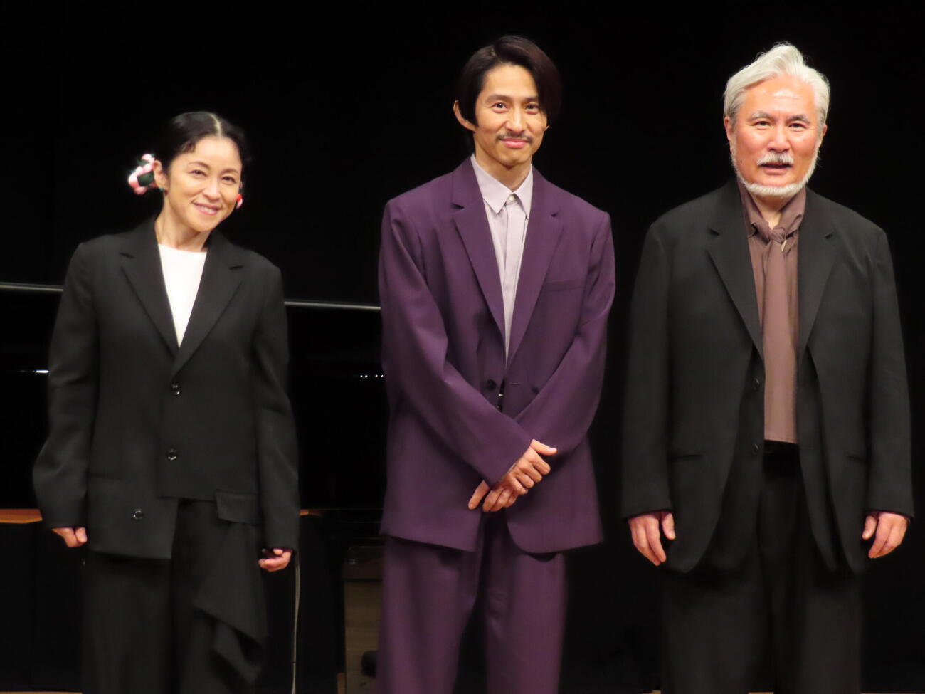「オトブミ集～絆～」の集いに出演で朗読を行った濱田マリ（左）三宅健（中央）と主宰の岩代太郎