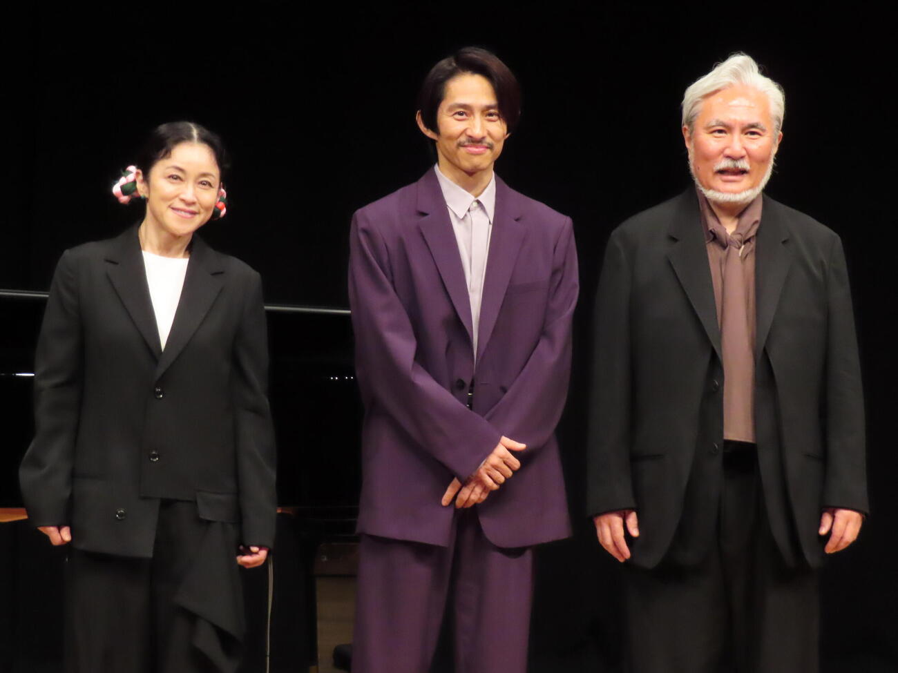 「オトブミ集～絆～」の集いに出演で朗読を行った濱田マリ（左）三宅健（中央）と主宰の岩代太郎