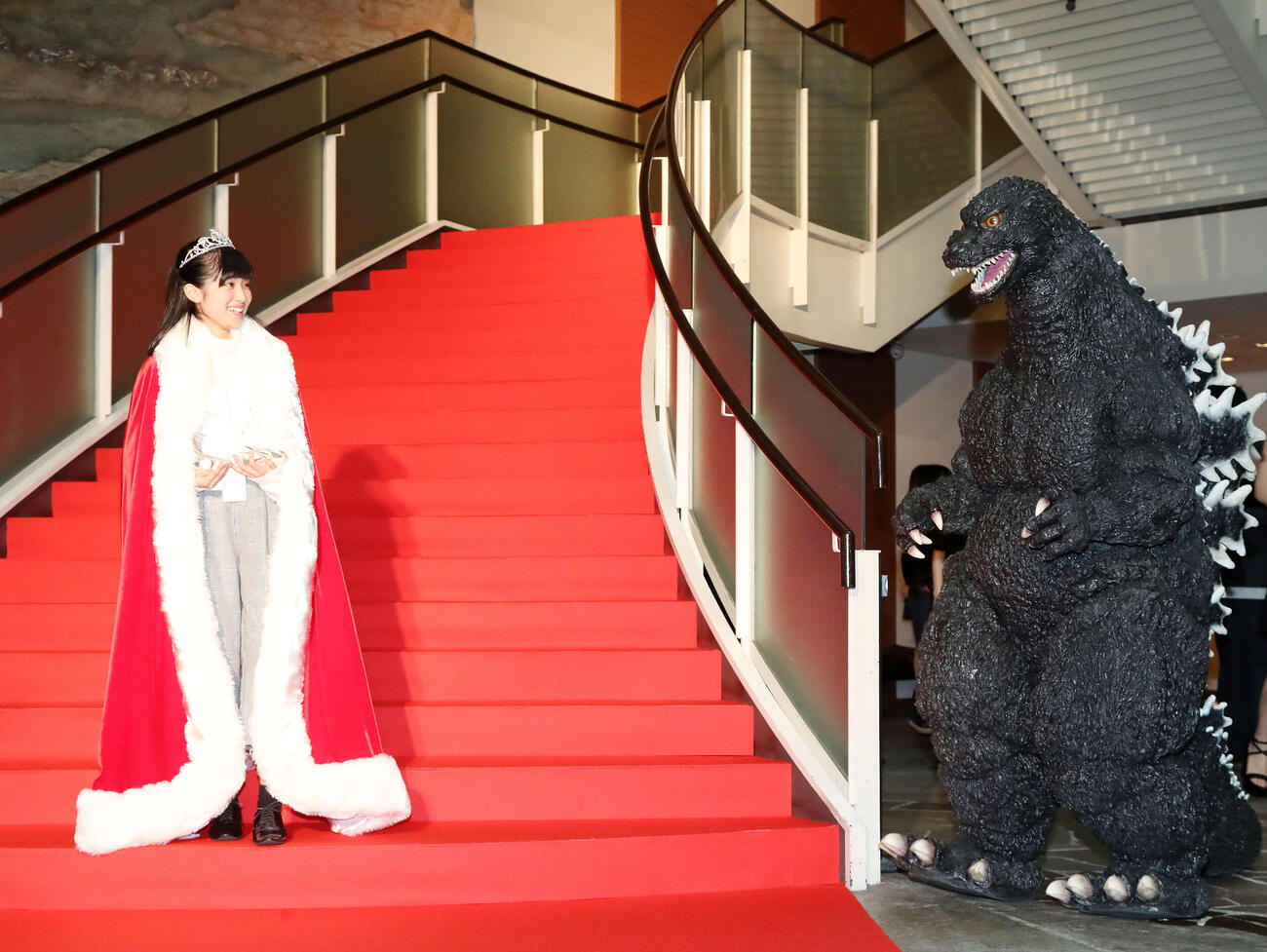 ゴジラの登場に驚く第8回「東宝シンデレラ」オーディションでグランプリの福本莉子さん（2016年11月撮影）