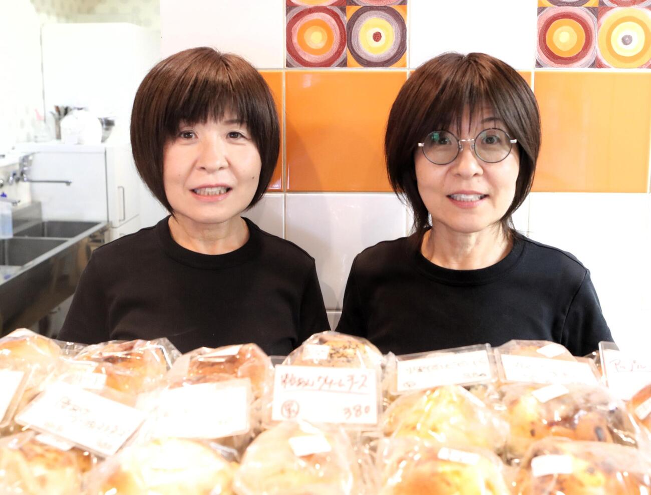 「VIVANT」の双子店主、伊藤万美子さん（左）と市川寿美子さん
