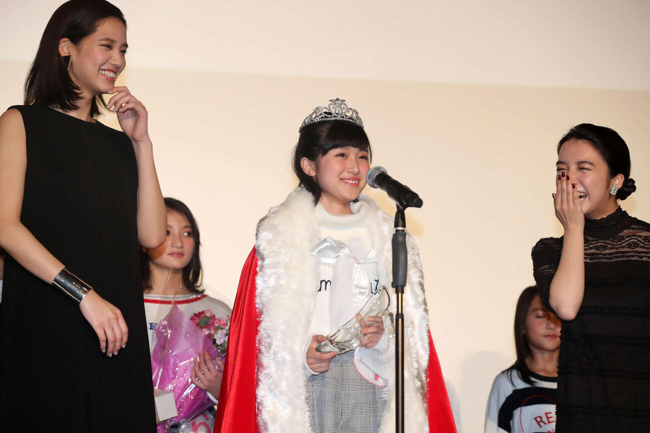 第8回「東宝シンデレラ」オーディションでグランプリに輝き喜びの声を上げる福本莉子（中央）。右は上白石萌音、左は山崎紘菜（2016年11月撮影）